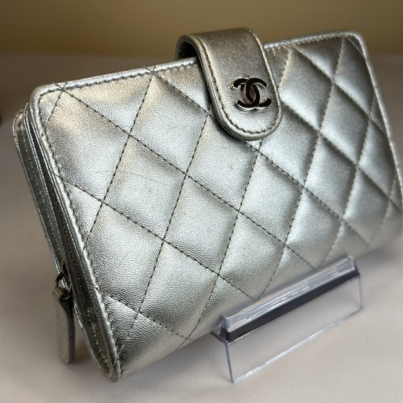 CHANEL CC Metallic Silver Snap Closure Med., Box, Made in Italy, Series #15 2011 - Picture 5 of 17